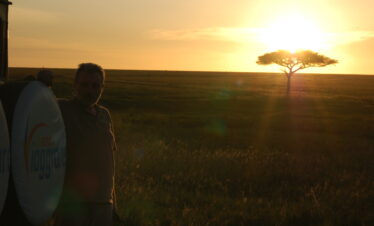 Tramonto sulla savana sconfinate del Serengeti.
