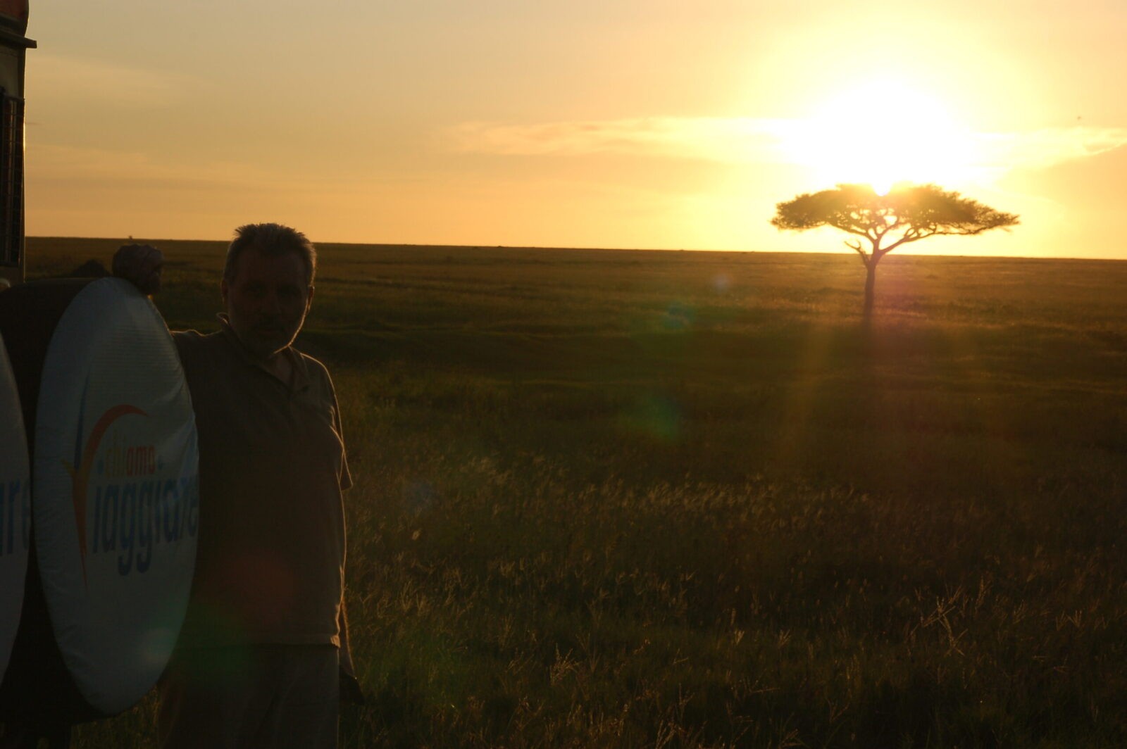 Tramonto sulla savana sconfinate del Serengeti.