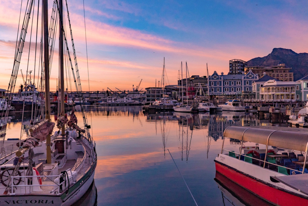 Dal Capo di Buona Speranza al safari, il porto di Cape Town all'ora del tramonto