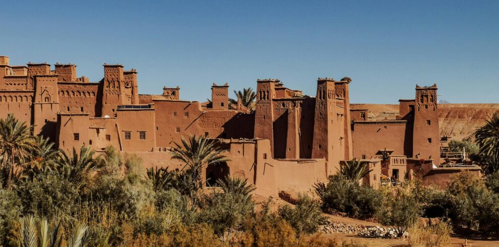 Kasbah di terra cruda illuminata dal sole in Marocco