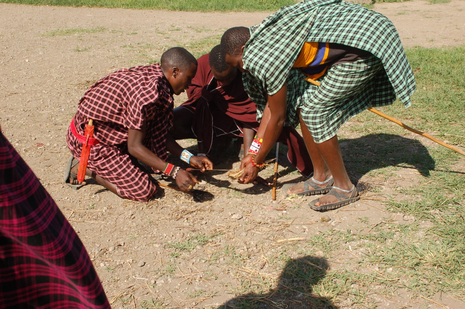 Chi sono gli Hadzabe della Tanzania? Scopri dove vivono, la cultura dei cacciatori-raccoglitori, il Lago Eyasi e come inserire questa esperienza in un viaggio nel nord della Tanzania.
