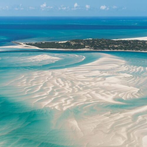 Veduta aerea di banchi di sabbia bianca plasmati dalle maree e acque cristalline color turchese nell'Arcipelago di Bazaruto in Mozambico.