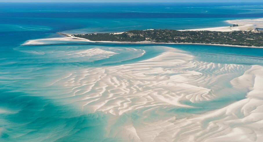 Veduta aerea di banchi di sabbia bianca plasmati dalle maree e acque cristalline color turchese nell'Arcipelago di Bazaruto in Mozambico.