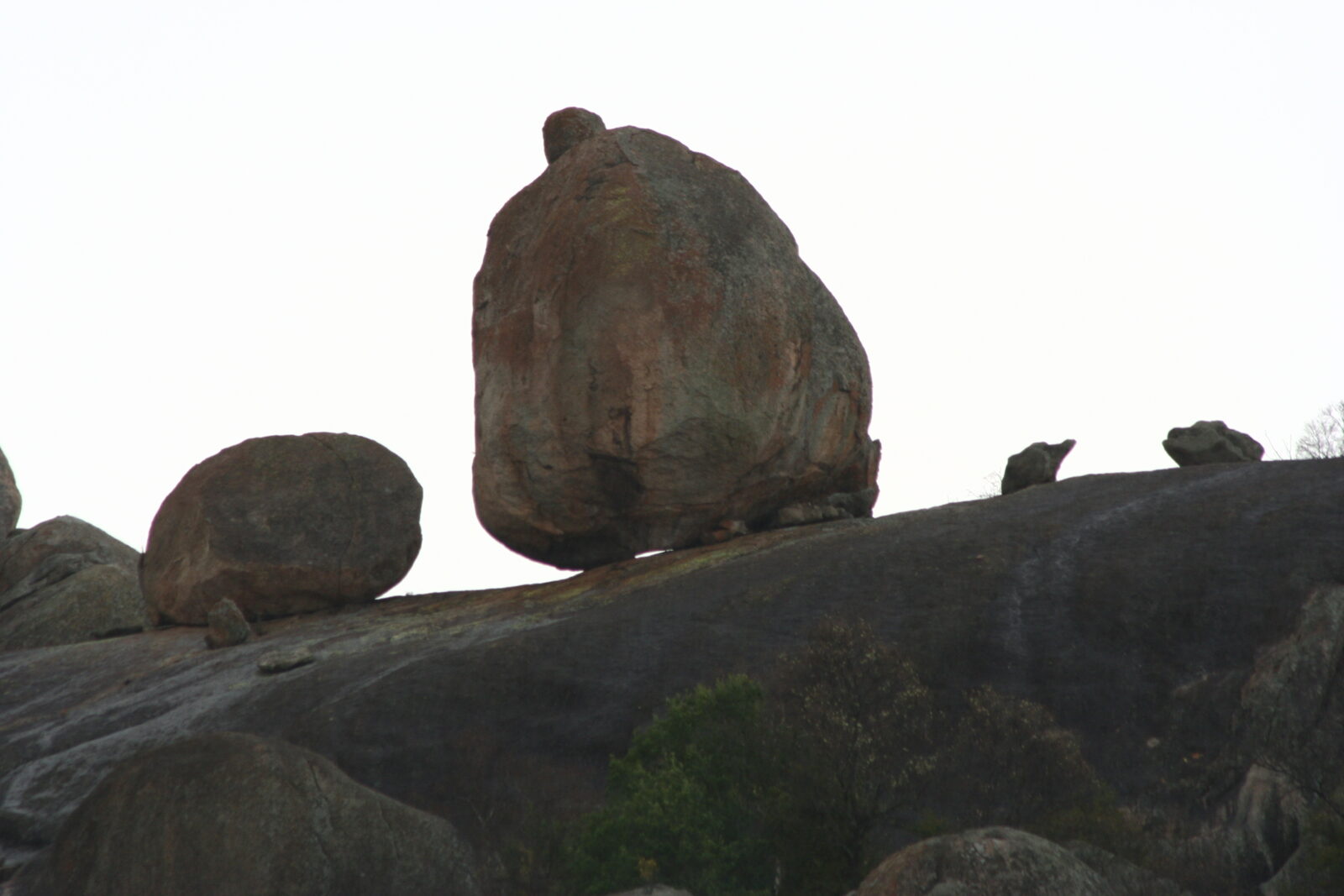Grandi massi di granito sferici in precario equilibrio su una cresta rocciosa sotto un cielo chiaro nel Parco Nazionale di Matobo.