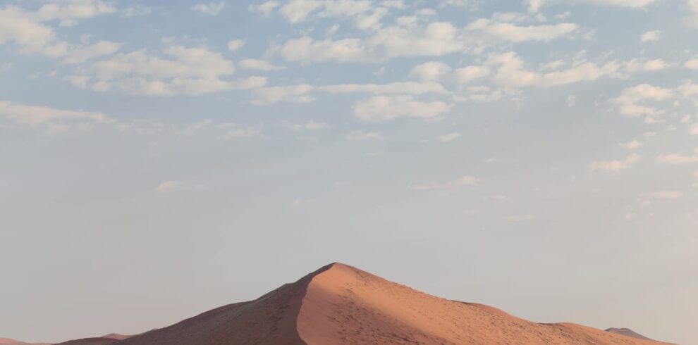 Dune rosse del deserto sotto il cielo azzurro in Namibia