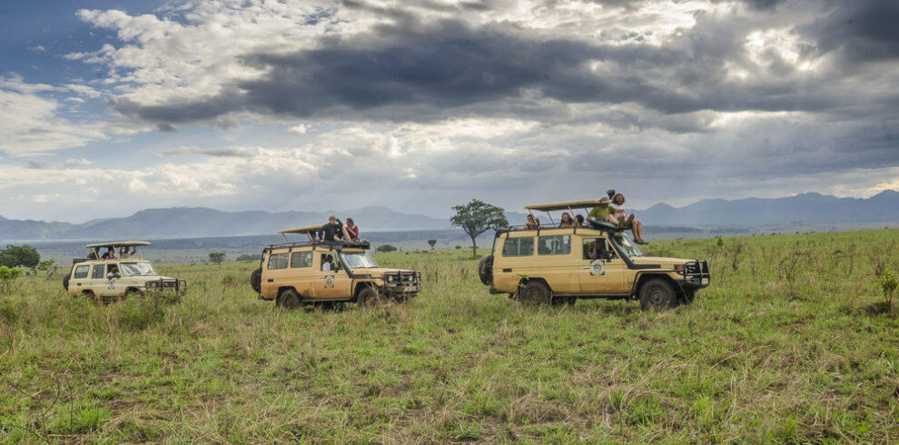 Fuoristrada da safari con tetto aperto in Uganda