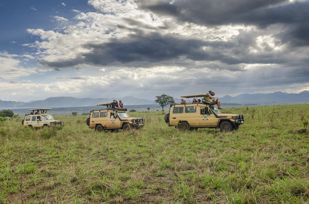 Fuoristrada da safari con tetto aperto in Uganda
